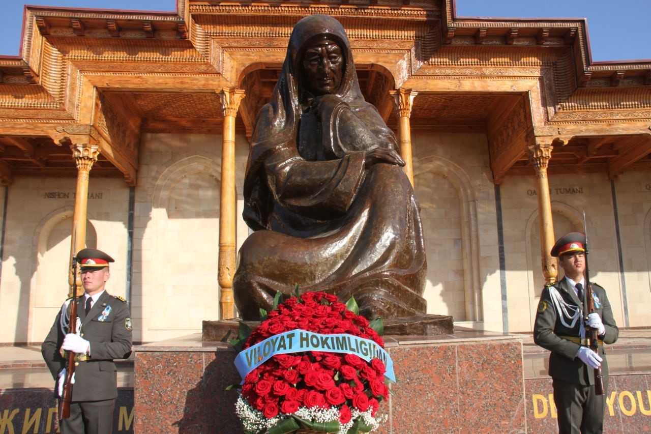 Xotira qadrlash kuni. Мотамсаро она 9 май. 9 Май Хотира майдони. Скорбящая мать памятник в Ташкенте. Хотира Мукаддас.